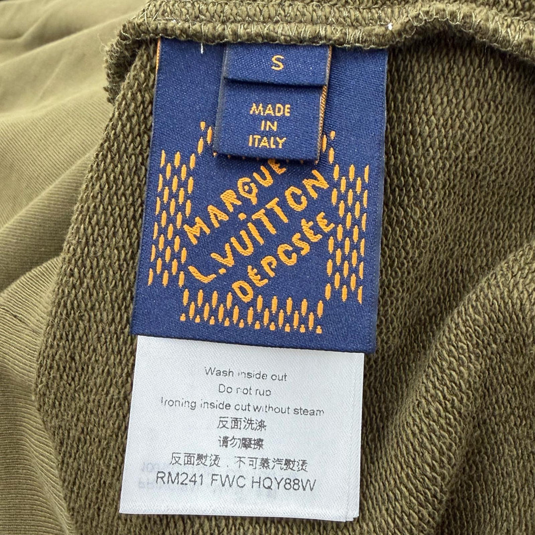 美品▼LOUIS VUITTON ルイヴィトン 24SS ロゴスタッズ 刺繍 コットン シグネチャー プルオーバー スウェット カーキ S 正規品 メンズ