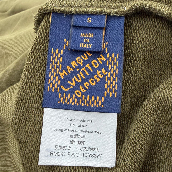 美品▼LOUIS VUITTON ルイヴィトン 24SS ロゴスタッズ 刺繍 コットン シグネチャー プルオーバー スウェット カーキ S 正規品 メンズ