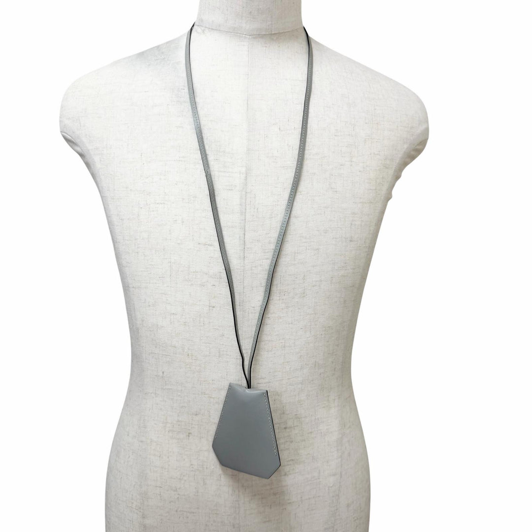 美品□HERMES エルメス ヴィンテージ レザー マルジェラ期 クロシェット チャーム ネックレス グレー □D刻印入り フランス製 メンズ　