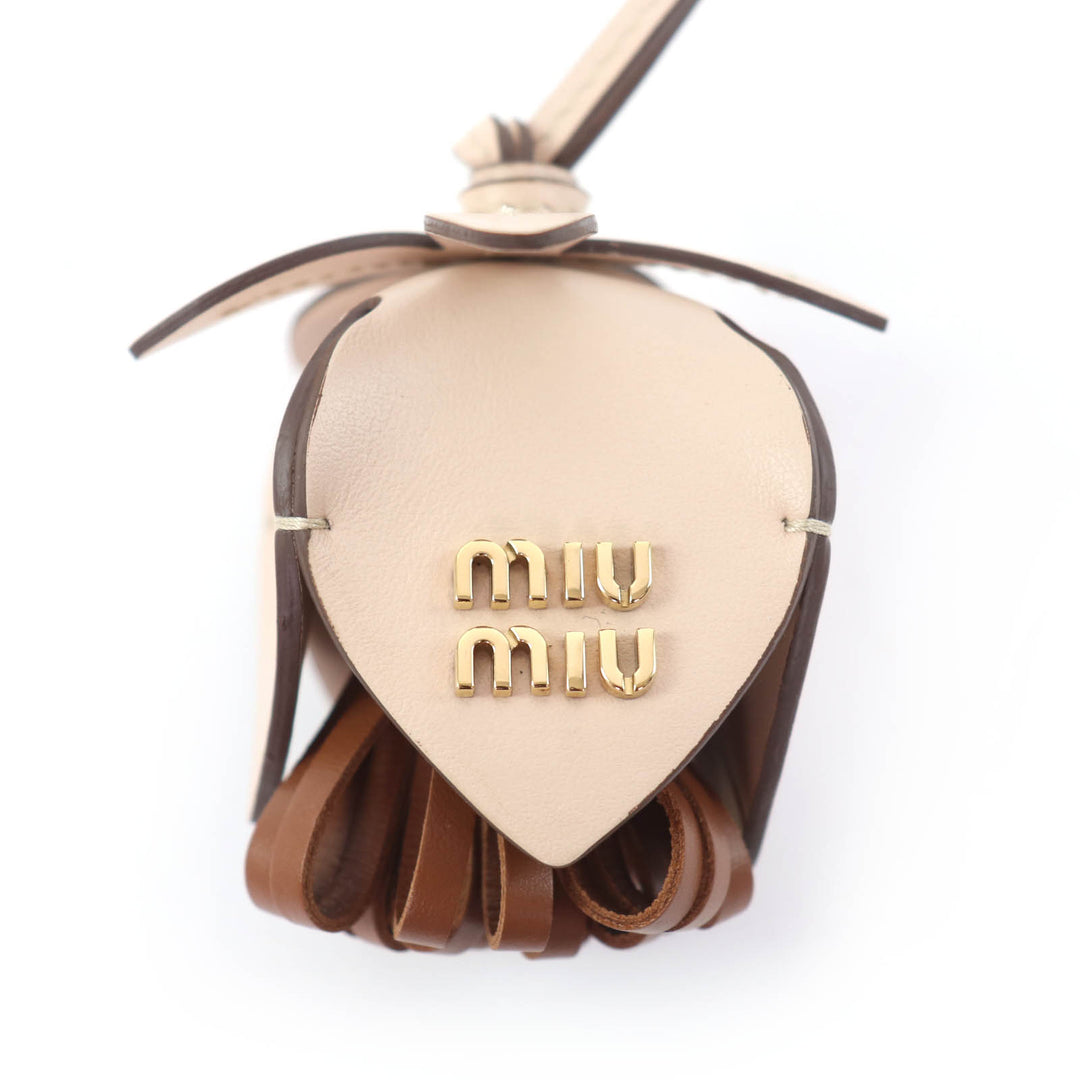 未使用品☆MIUMIU ミュウミュウ 5TL498 レザー トリック チャーム ロゴ金具 バッグチャーム ベージュ ブラウン レディース 定価64900円