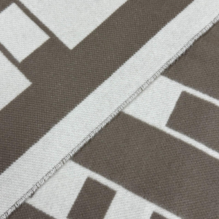 未使用品△HERMES エルメス コンクール カシミヤ100％ イヴォワール ピュス ロゴレザータグ フリンジ マフラー 現行品 定価162800円 箱付