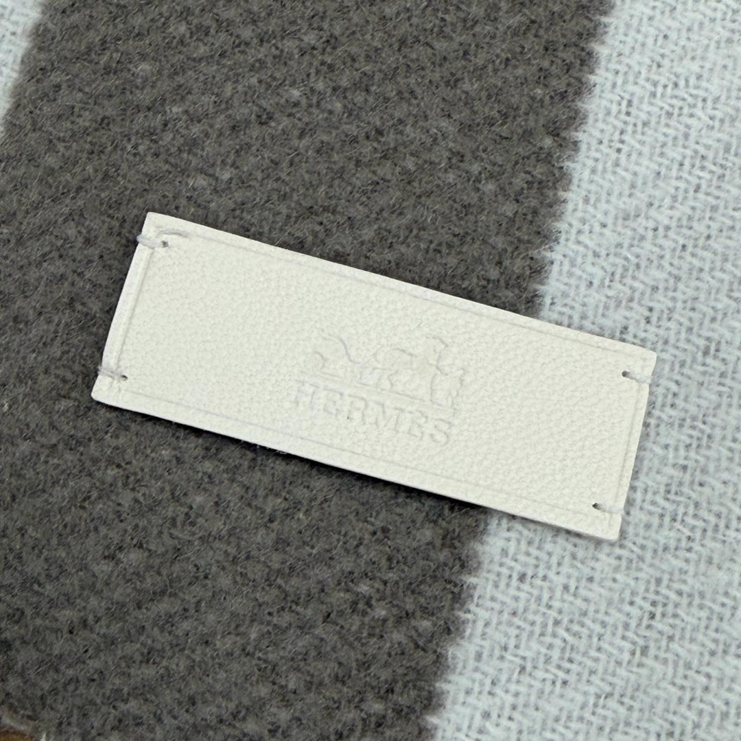 未使用品△HERMES エルメス コンクール カシミヤ100％ イヴォワール ピュス ロゴレザータグ フリンジ マフラー 現行品 定価162800円 箱付