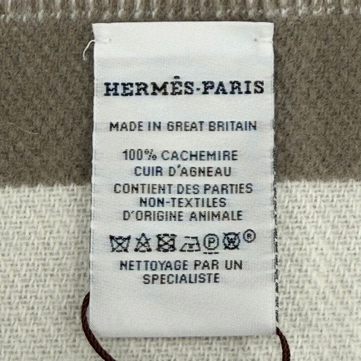 未使用品△HERMES エルメス コンクール カシミヤ100％ イヴォワール ピュス ロゴレザータグ フリンジ マフラー 現行品 定価162800円 箱付