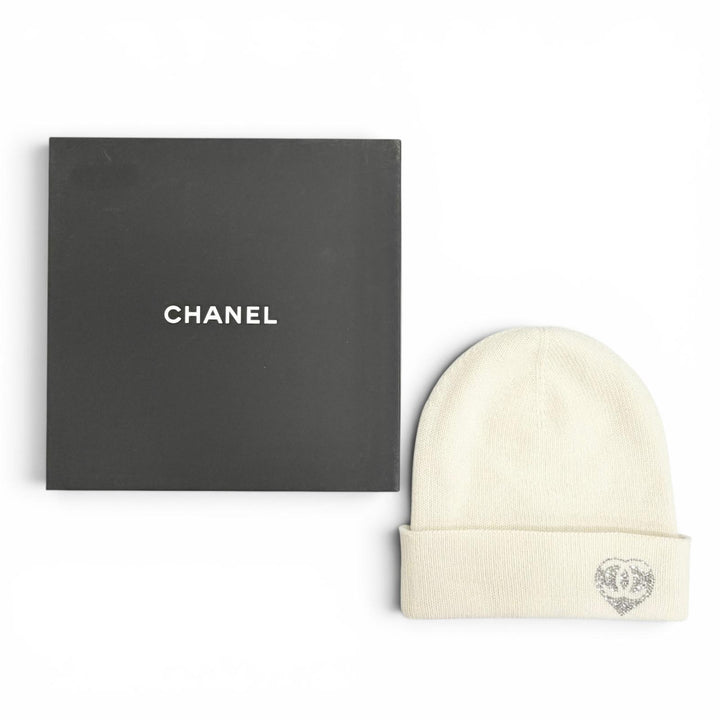 美品△CHANEL シャネル カシミヤ100% ココマーク ハートラインストーン ニット帽 ニットキャップ ホワイト イタリア製 正規品 箱付き