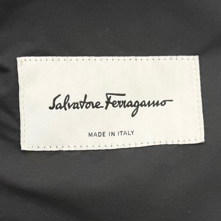 美品□Salvatore Ferragamo サルヴァトーレフェラガモ 2025年製 ガンチーニ金具 フーデッド ダウンジャケット グレー系 50 伊製 正規品