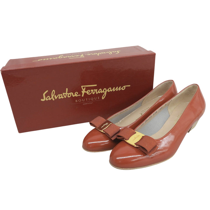 未使用品▲Salvatore Ferragamo サルヴァトーレフェラガモ VARA ヴァラリボン レザー パンプス テラコッタ ゴールド金具 6.5 伊製 箱付き