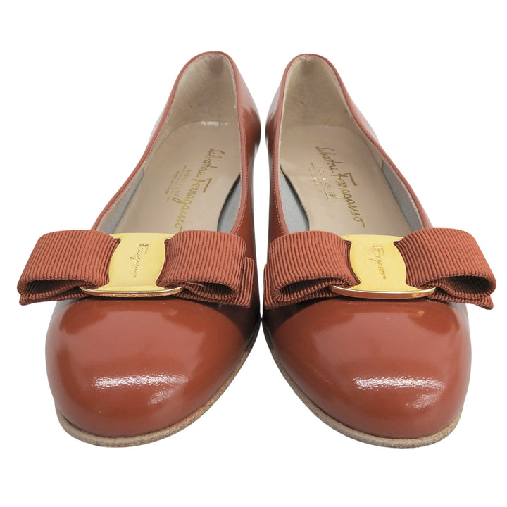 未使用品▲Salvatore Ferragamo サルヴァトーレフェラガモ VARA ヴァラリボン レザー パンプス テラコッタ ゴールド金具 6.5 伊製 箱付き