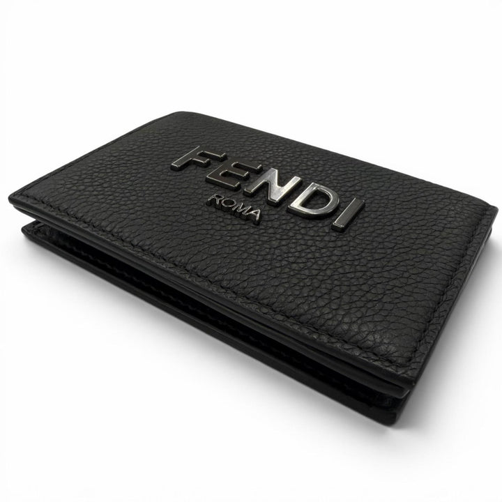 極美品□FENDI フェンディ レザー ロゴ金具 二つ折り 名刺入れ カードケース ブラック ガンメタリック メンズ レディース オススメ◎