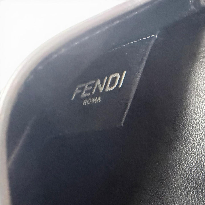 極美品□FENDI フェンディ レザー ロゴ金具 二つ折り 名刺入れ カードケース ブラック ガンメタリック メンズ レディース オススメ◎