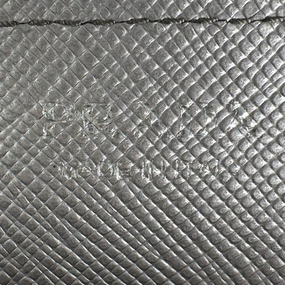 極美品▲PRADA プラダ 1MC223 サフィアーノレザー 三角プレート トライアングルロゴ カードケース シルバー 箱付き イタリア製 レディース