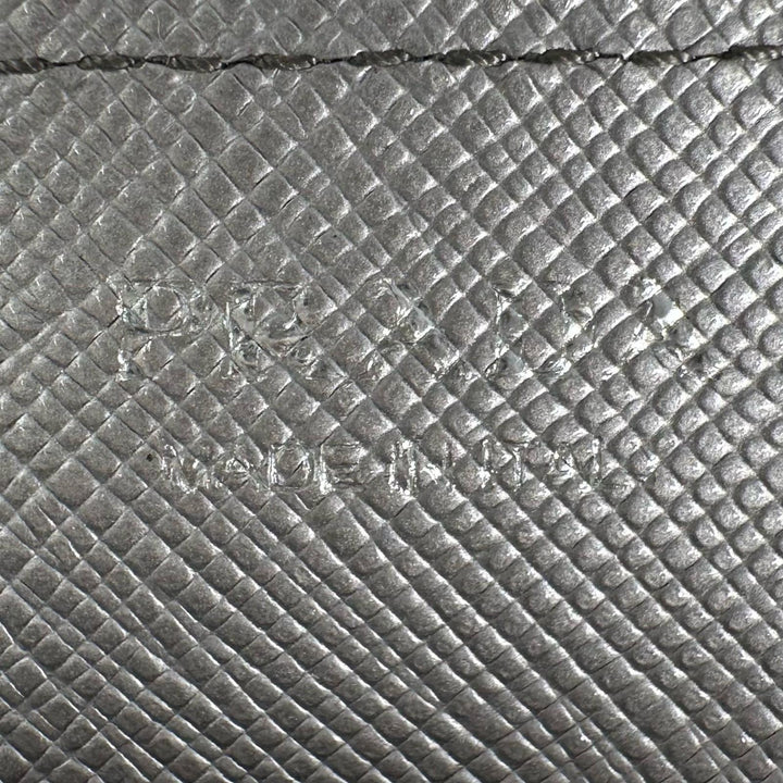 極美品▲PRADA プラダ 1MC223 サフィアーノレザー 三角プレート トライアングルロゴ カードケース シルバー 箱付き イタリア製 レディース