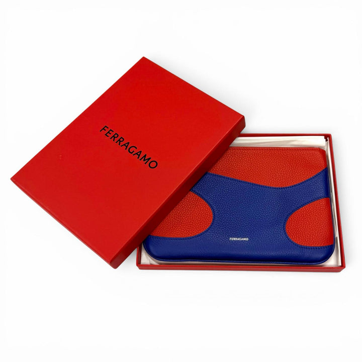 未使用品★FERRAGAMO フェラガモ 661322 2024年 リゾートコレクション ロゴ入り レザー ポーチ ブルー レッド イタリア製 箱付き