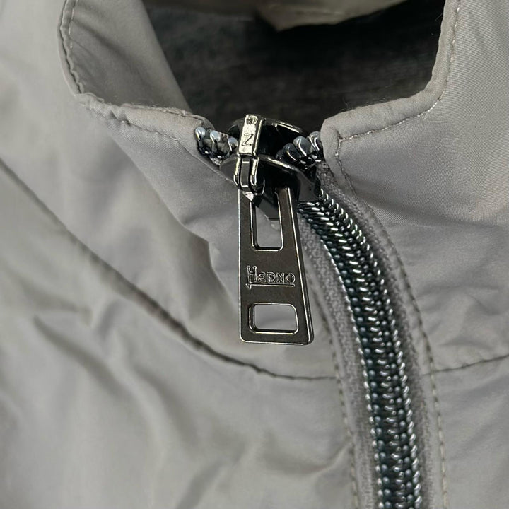 極美品▲Herno ヘルノ 24SS GI000379U スタンドカラー ダブルジップ パッカブル ナイロン ベスト グレー 46 正規品 メンズ