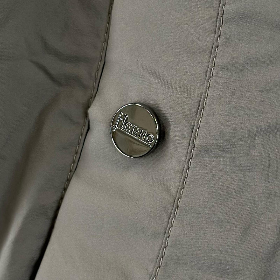極美品▲Herno ヘルノ 24SS GI000379U スタンドカラー ダブルジップ パッカブル ナイロン ベスト グレー 46 正規品 メンズ