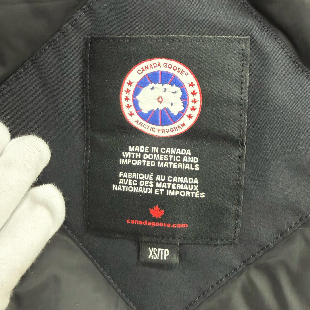 美品★CANADA GOOSE カナダグース 2300JL CHARLOTTE PARKA ファー・フード・ロゴワッペン付 ダウンジャケット ネイビー XS 正規品
