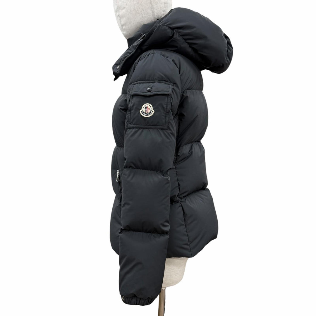 美品◇MONCLER モンクレール 24-25AW K20931A00101 FOURMINES ロゴワッペン フード付 ダウンジャケット ブラック 0 正規品 レディース