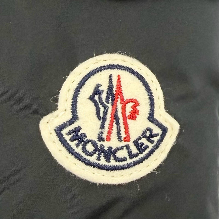 美品◇MONCLER モンクレール 24-25AW K20931A00101 FOURMINES ロゴワッペン フード付 ダウンジャケット ブラック 0 正規品 レディース