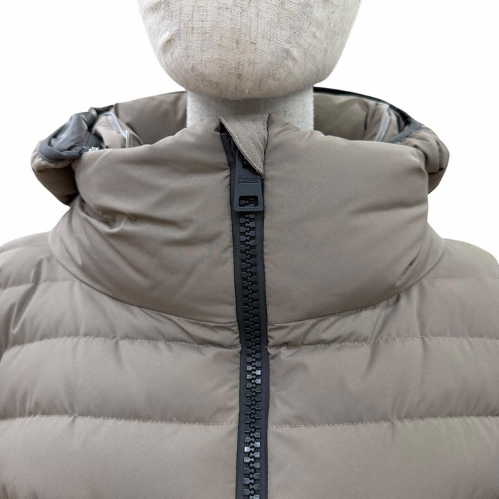 美品☆Herno ヘルノ 2023年製 PI079DL ラミナー GORE-TEX フード付 ZIP UP ダウンジャケット ダウンコート ベージュ系 46 正規品