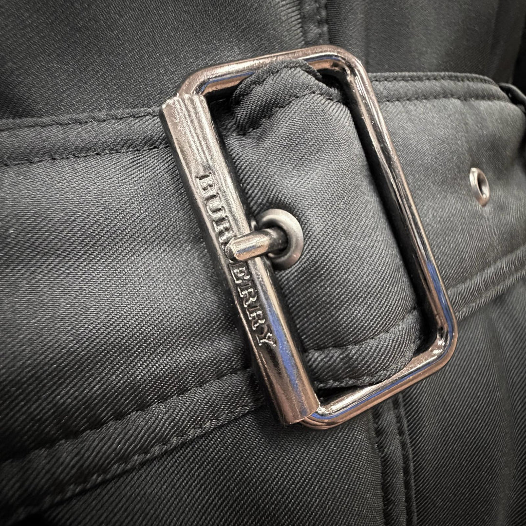 美品◇BURBERRY LONDON バーバリーロンドン 裏地ノバチェック柄 ラクーンファー ロゴ刺繍入り ベルト付 ダウンコート ブラック 44 正規品