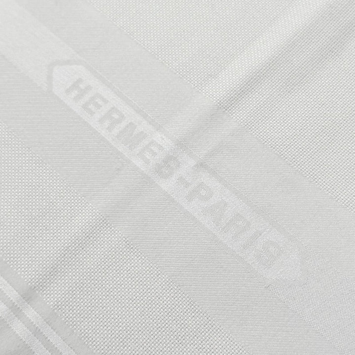 未使用品△HERMES エルメス カレ115 サングル カシミヤ シルク シルバー ロゴレザータグ スカーフ 現行品 イタリア製 定価195800円 箱付