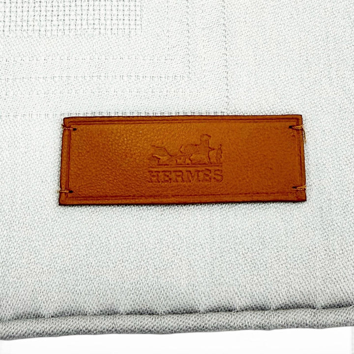未使用品△HERMES エルメス カレ115 サングル カシミヤ シルク シルバー ロゴレザータグ スカーフ 現行品 イタリア製 定価195800円 箱付