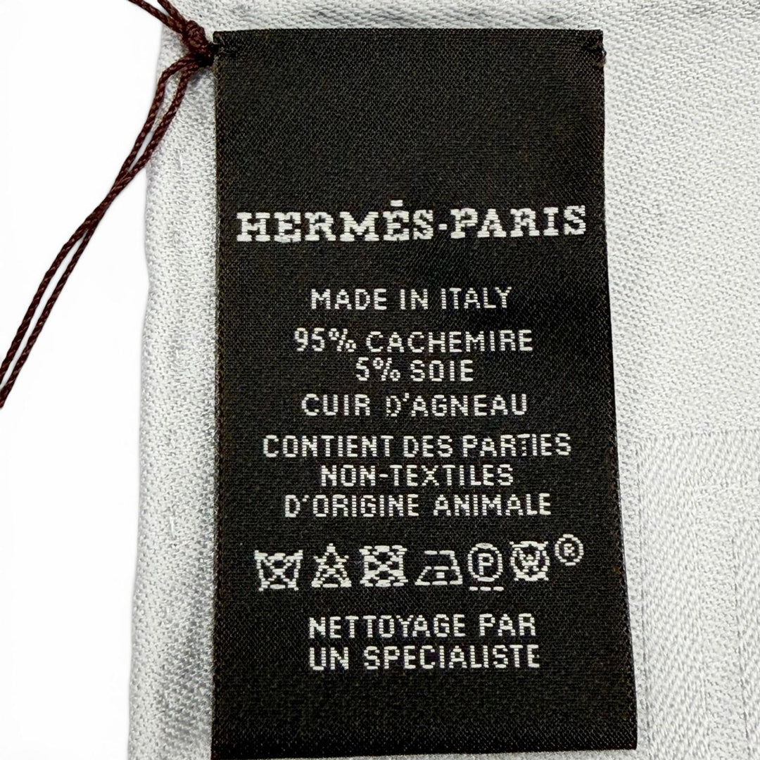 未使用品△HERMES エルメス カレ115 サングル カシミヤ シルク シルバー ロゴレザータグ スカーフ 現行品 イタリア製 定価195800円 箱付