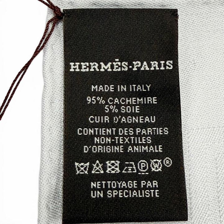 未使用品△HERMES エルメス カレ115 サングル カシミヤ シルク シルバー ロゴレザータグ スカーフ 現行品 イタリア製 定価195800円 箱付