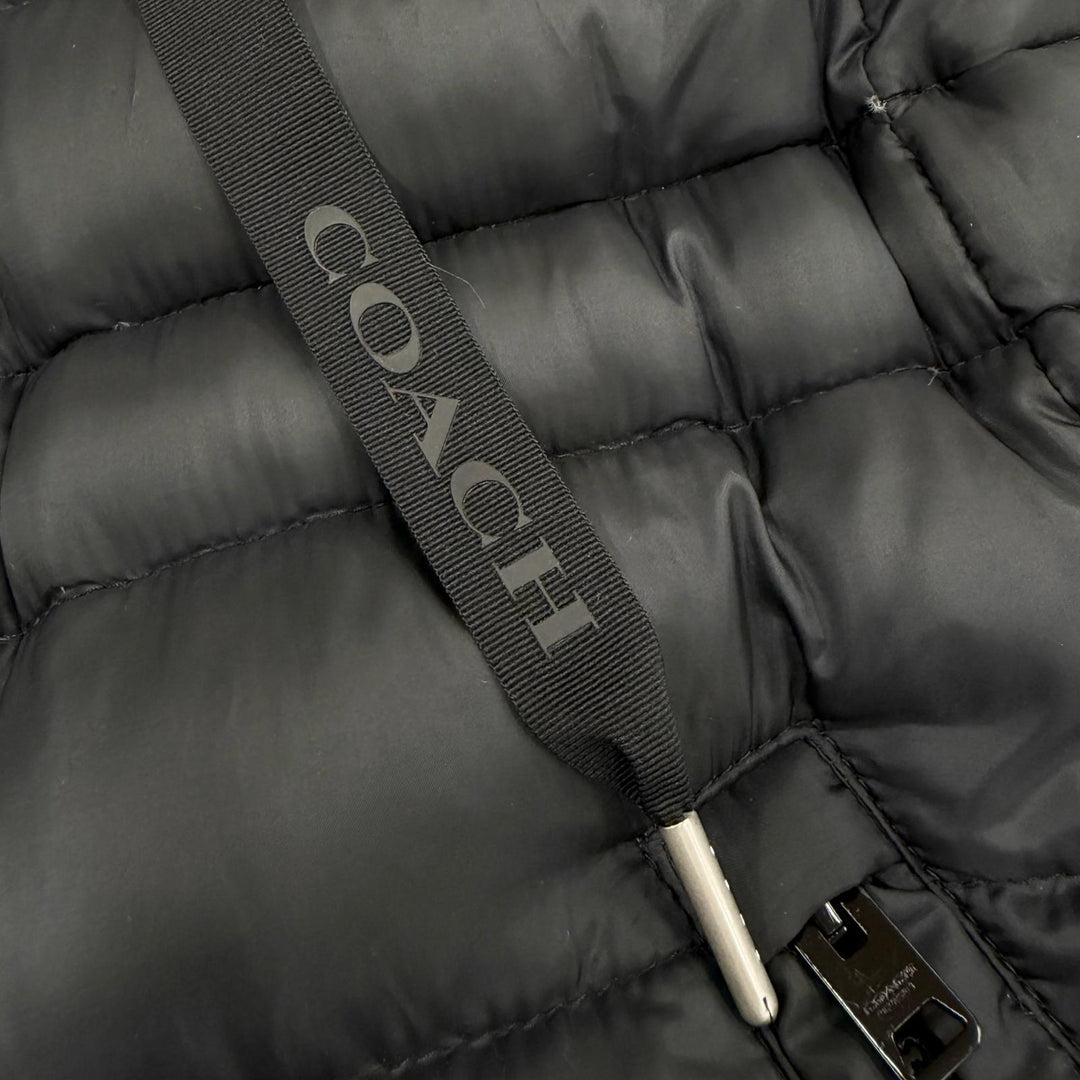 美品△COACH コーチ E1902 ロゴパッチ 裏地シグネチャー柄 フード付き ジップアップ ロング ダウンコート ブラック XS 正規品 レディース