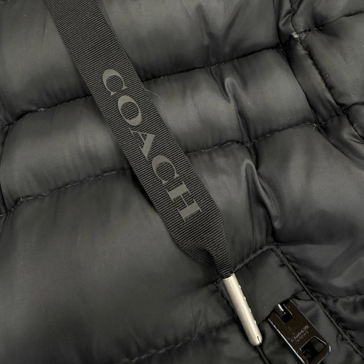 美品△COACH コーチ E1902 ロゴパッチ 裏地シグネチャー柄 フード付き ジップアップ ロング ダウンコート ブラック XS 正規品 レディース