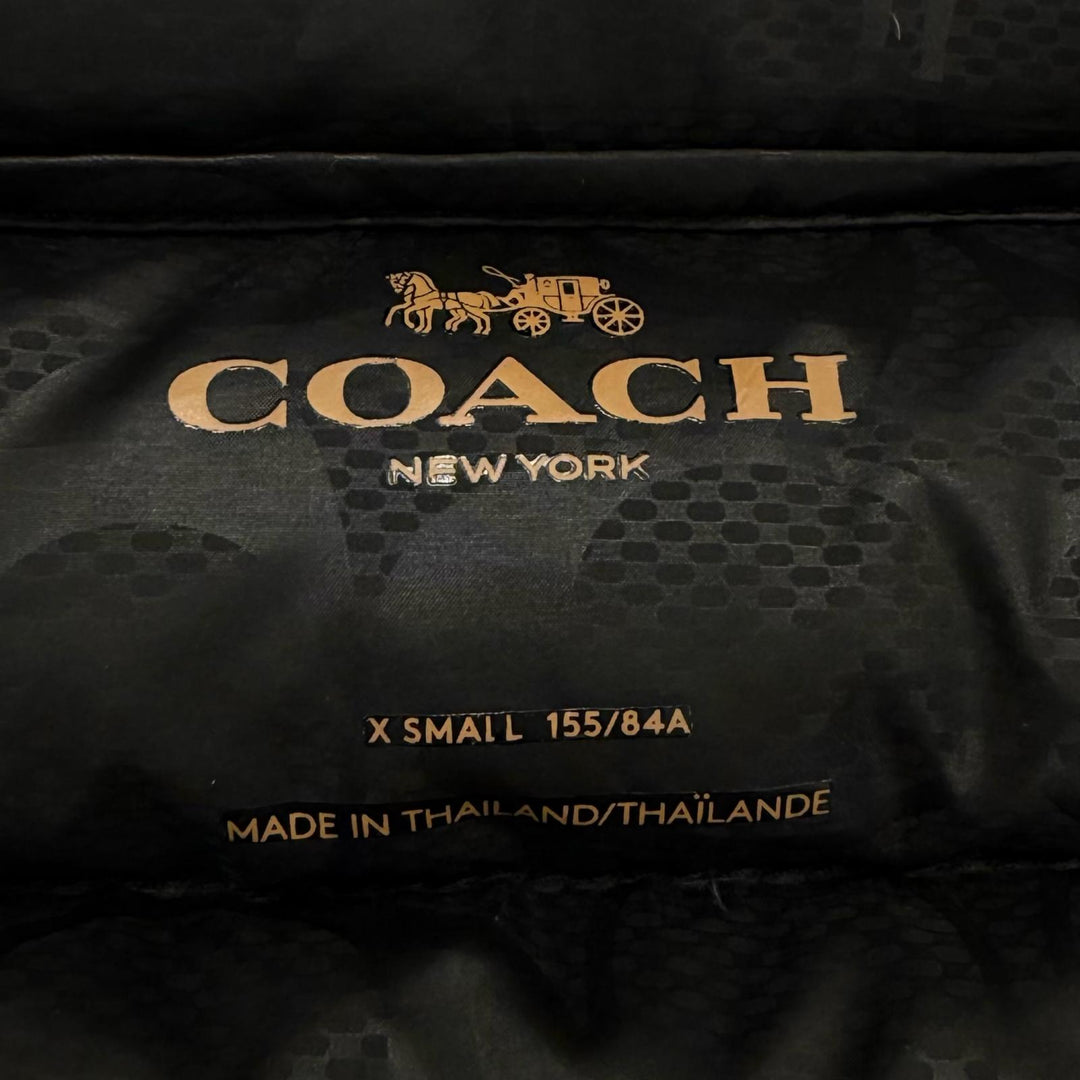 美品△COACH コーチ E1902 ロゴパッチ 裏地シグネチャー柄 フード付き ジップアップ ロング ダウンコート ブラック XS 正規品 レディース
