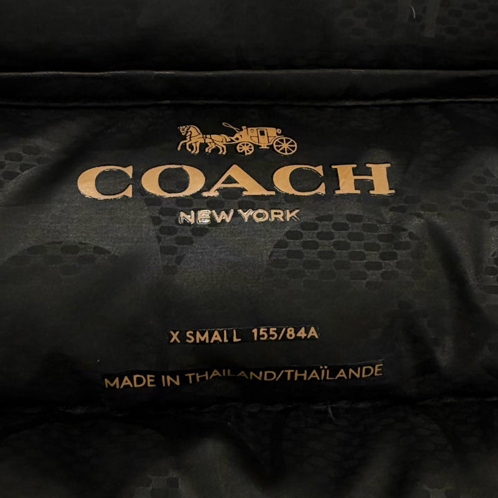 美品△COACH コーチ E1902 ロゴパッチ 裏地シグネチャー柄 フード付き ジップアップ ロング ダウンコート ブラック XS 正規品 レディース