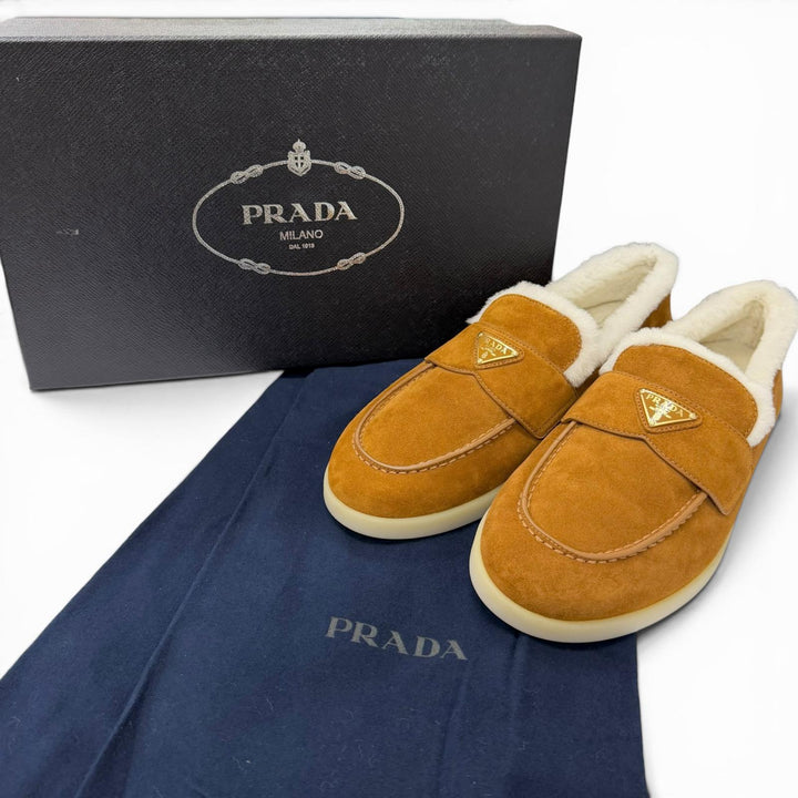 未使用品□PRADA プラダ 1D222N ムートン トライアングルロゴ 三角プレート ローファー フラットシューズ ブラウン 7 イタリア製 箱付き
