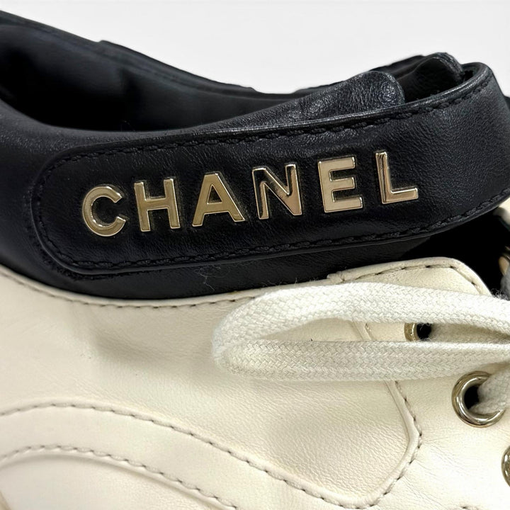 美品★CHANEL シャネル G34967 ロゴ金具付 ココマーク レースアップ レザー スニーカー アイボリー ブラック 38.5 イタリア製 レディース