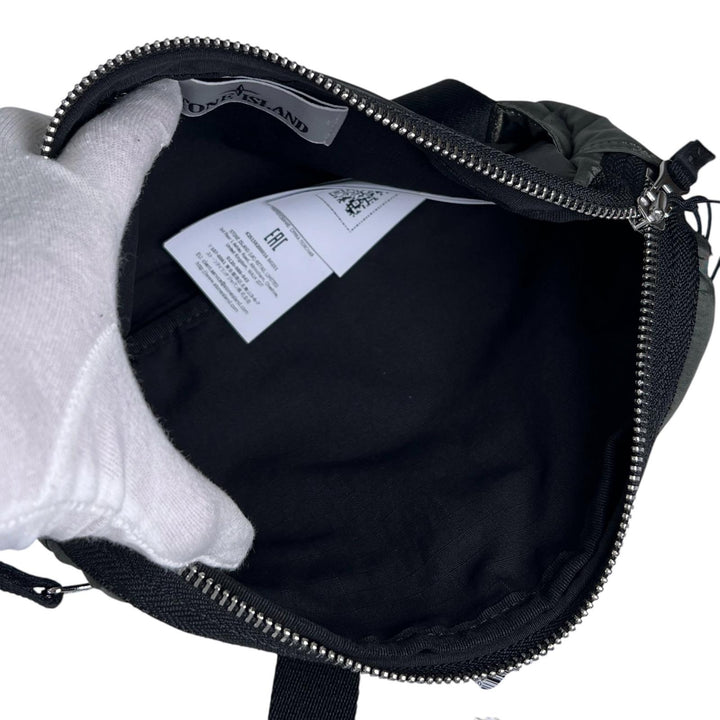 未使用品▲STONE ISLAND ストーンアイランド 2025年製 K2S159200016 S0251 ロゴパッチ ボディバッグ カーキー 正規品 メンズ