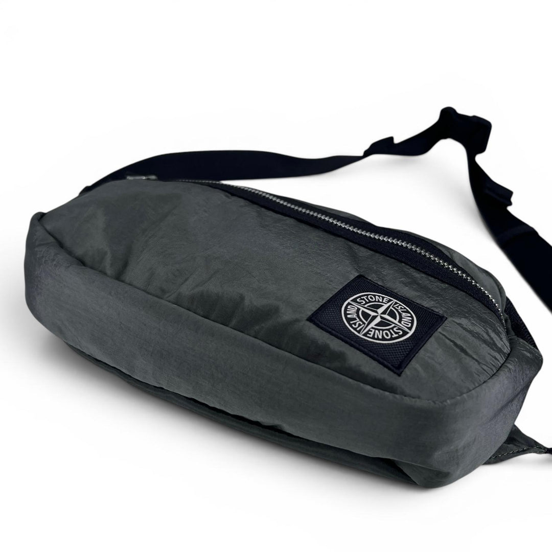 未使用品▲STONE ISLAND ストーンアイランド 2025年製 K2S159200016 S0251 ロゴパッチ ボディバッグ カーキー 正規品 メンズ