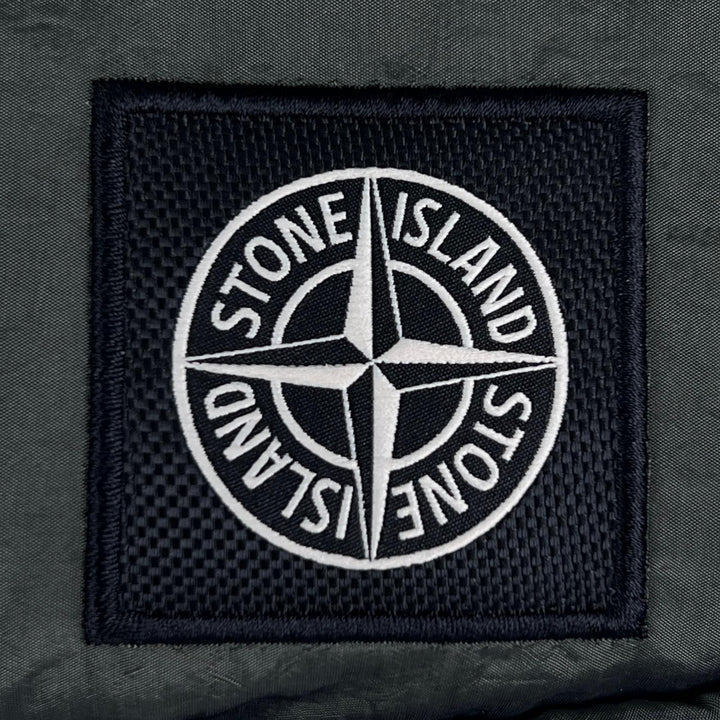 未使用品▲STONE ISLAND ストーンアイランド 2025年製 K2S159200016 S0251 ロゴパッチ ボディバッグ カーキー 正規品 メンズ