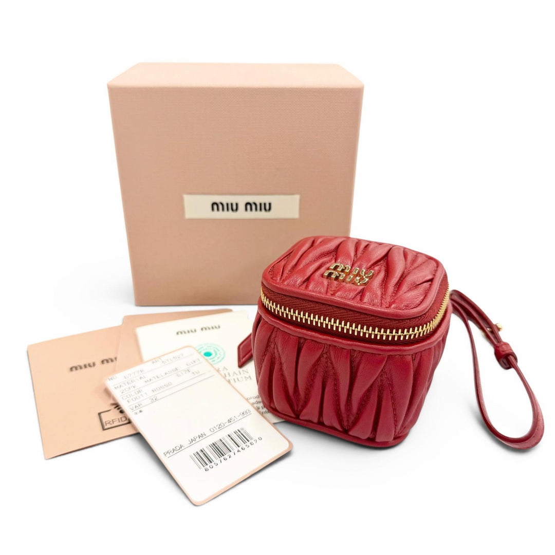 極美品△MIUMIU ミュウミュウ 5TL527 MATELASSE マテラッセ チャーム ロゴ キーリング レザー ポーチ レッド ゴールド金具 箱付