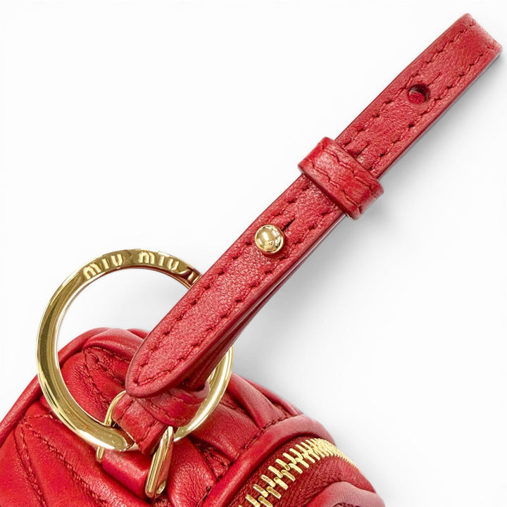 極美品△MIUMIU ミュウミュウ 5TL527 MATELASSE マテラッセ チャーム ロゴ キーリング レザー ポーチ レッド ゴールド金具 箱付