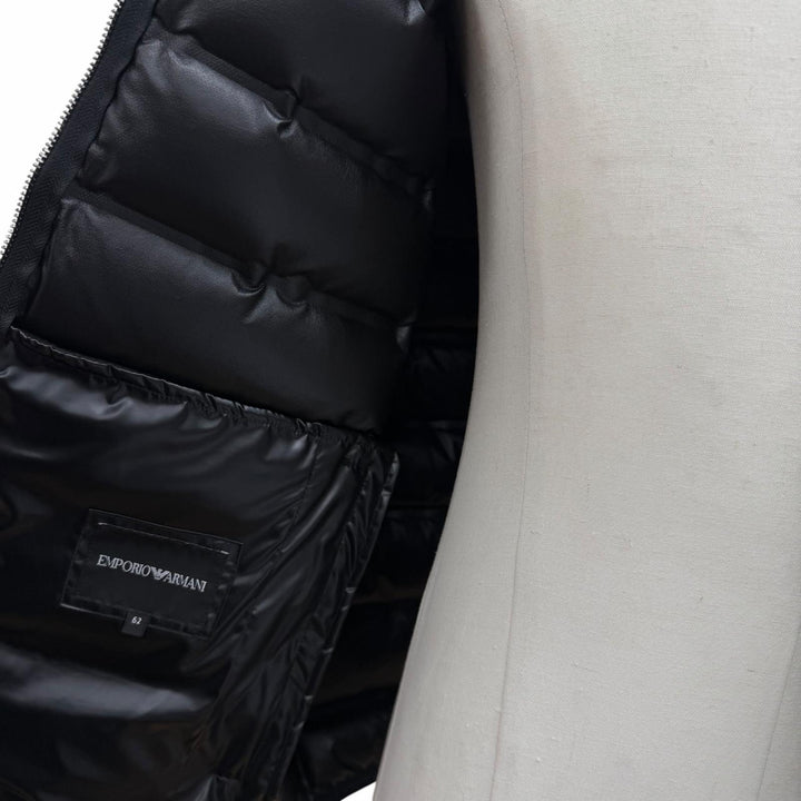 未使用品▼EMPORIO ARMANI エンポリオ アルマーニ 2023年製 黒タグ ロゴワッペン付き フーデッド WZIPUP ダウンジャケット 52 正規品