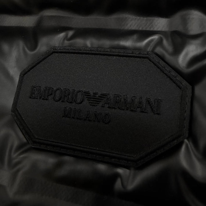 未使用品▼EMPORIO ARMANI エンポリオ アルマーニ 2023年製 黒タグ ロゴワッペン付き フーデッド WZIPUP ダウンジャケット 52 正規品