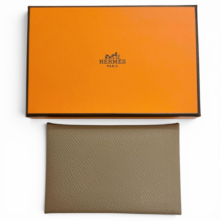 極美品△HERMES エルメス カルヴィ ヴォーエプソン エトゥープ シルバー金具 名刺入れ カードケース W刻印フランス製 レディース 箱付き