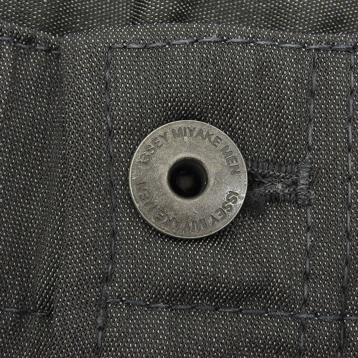 極美品▲ISSEY MIYAKE MEN イッセイミヤケ メン ME93FF188 ロゴボタン付き イージー パンツ ダークグレー 1 日本製 正規品 メンズ