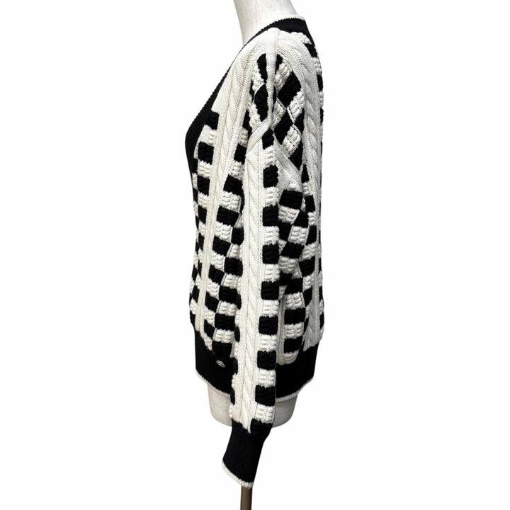 極美品★CHANEL シャネル P74123 ラインストーンココ金具 鍵編み Vネック カシミヤ セーター オフホワイト ブラック 42 伊製 正規品