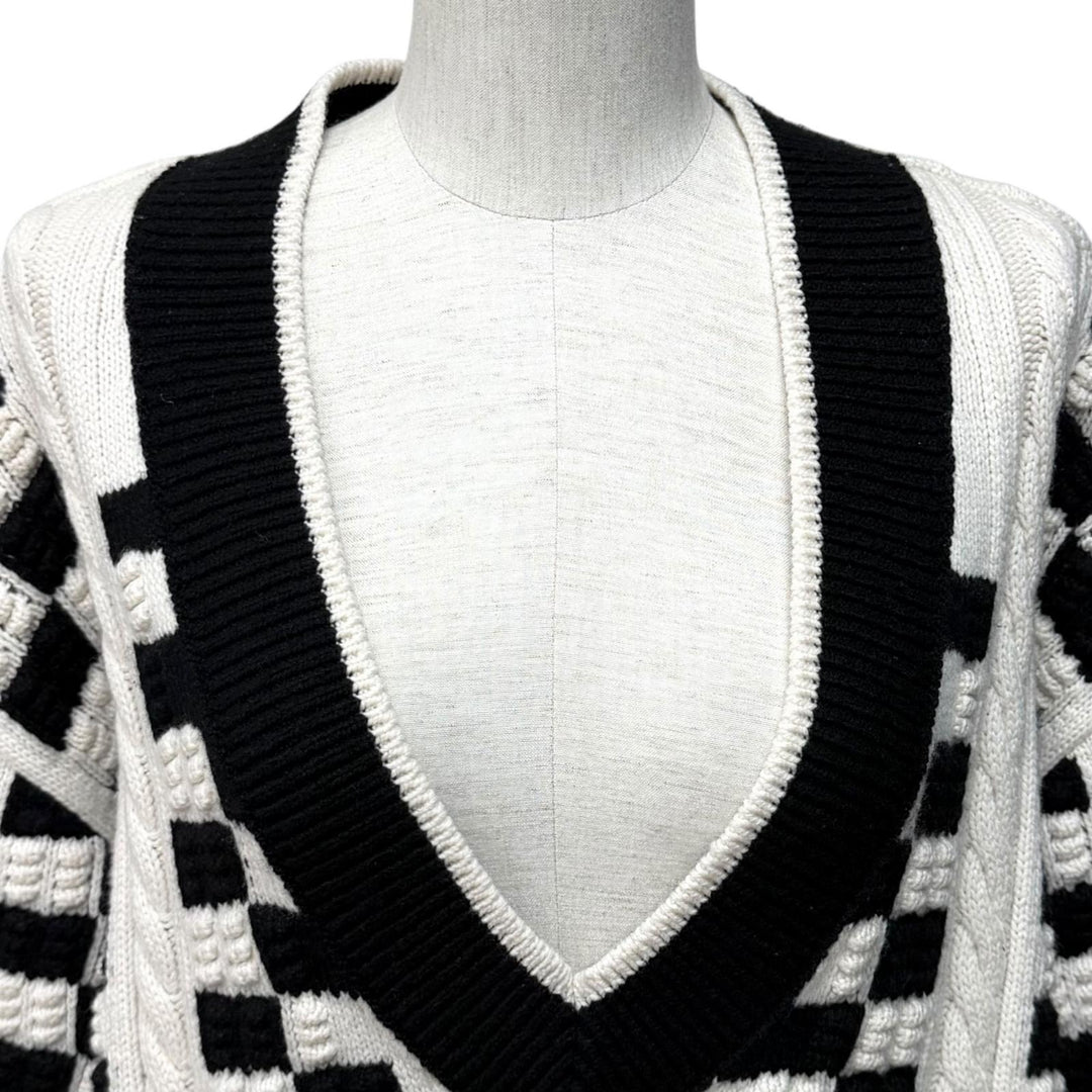 極美品★CHANEL シャネル P74123 ラインストーンココ金具 鍵編み Vネック カシミヤ セーター オフホワイト ブラック 42 伊製 正規品