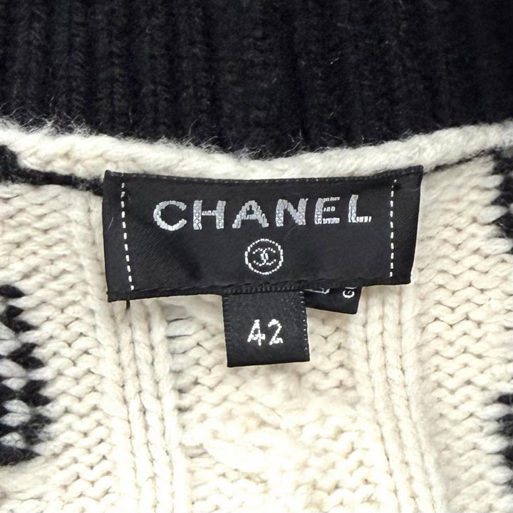 極美品★CHANEL シャネル P74123 ラインストーンココ金具 鍵編み Vネック カシミヤ セーター オフホワイト ブラック 42 伊製 正規品