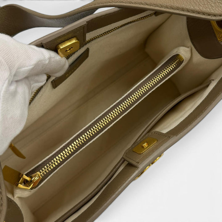 極美品★BALLY バリー TRAPEZE SOFT ゴールド金具付 レザー 2way ハンドバッグ ショルダーバッグ グレージュ イタリア製 保存袋付き