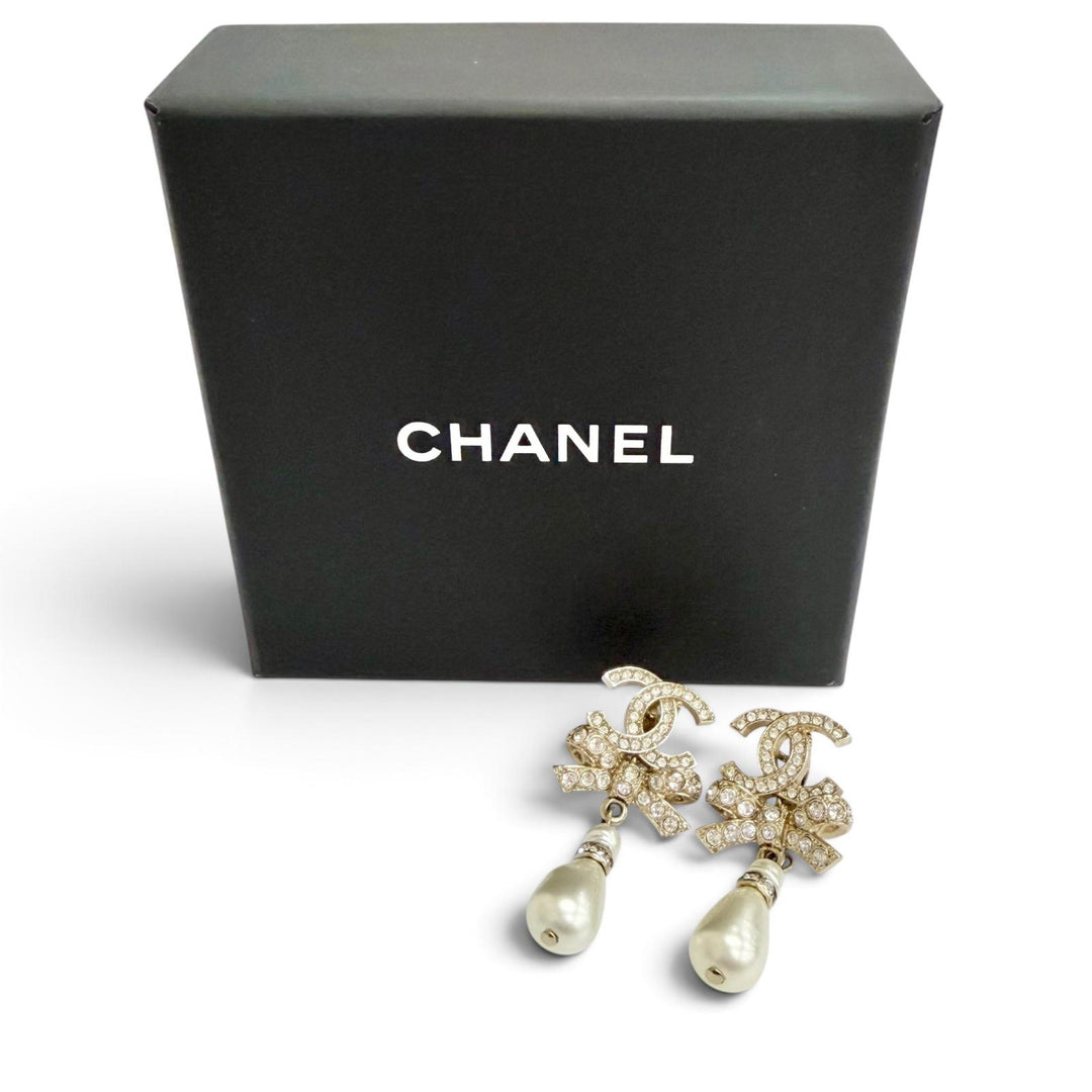 美品△CHANEL シャネル B23C ココマーク ラインストーン リボン パール スイング イヤリング ゴールド イタリア製 レディース 箱付き