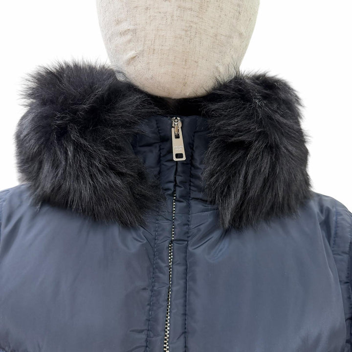美品☆PRADA プラダ 2023年製 291794 トライアングルロゴプレート ファー・フード付 ZIP UP ダウンコート ネイビー 40 正規品 レディース