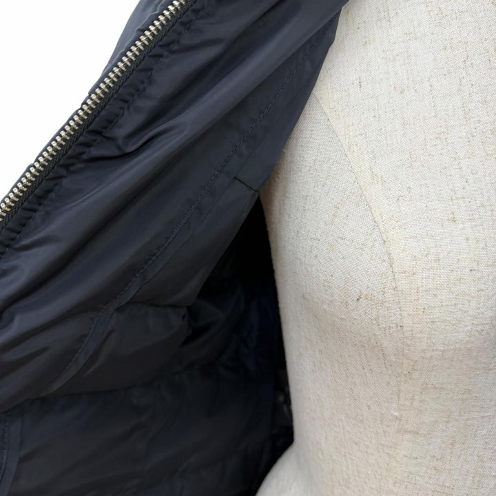 美品☆PRADA プラダ 2023年製 291794 トライアングルロゴプレート ファー・フード付 ZIP UP ダウンコート ネイビー 40 正規品 レディース