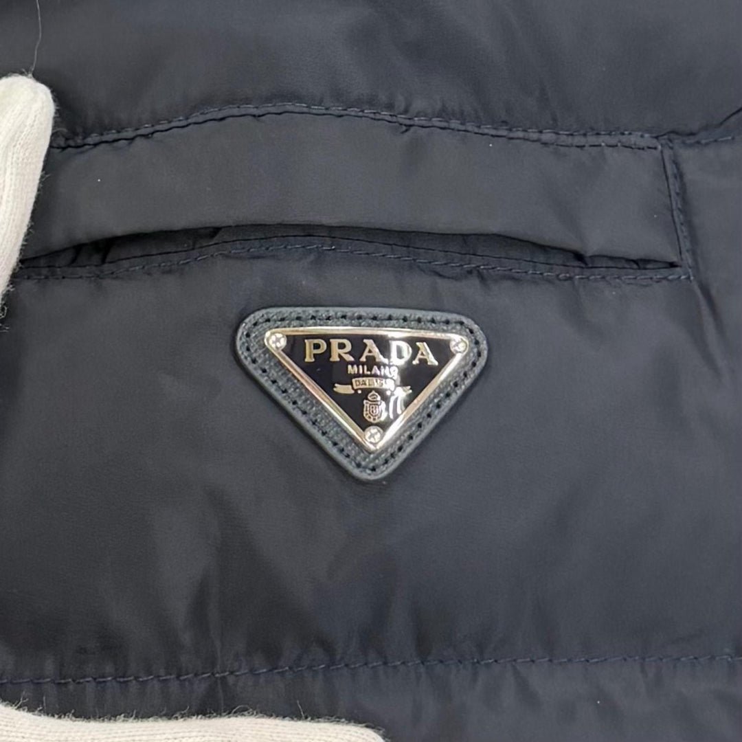 美品☆PRADA プラダ 2023年製 291794 トライアングルロゴプレート ファー・フード付 ZIP UP ダウンコート ネイビー 40 正規品 レディース